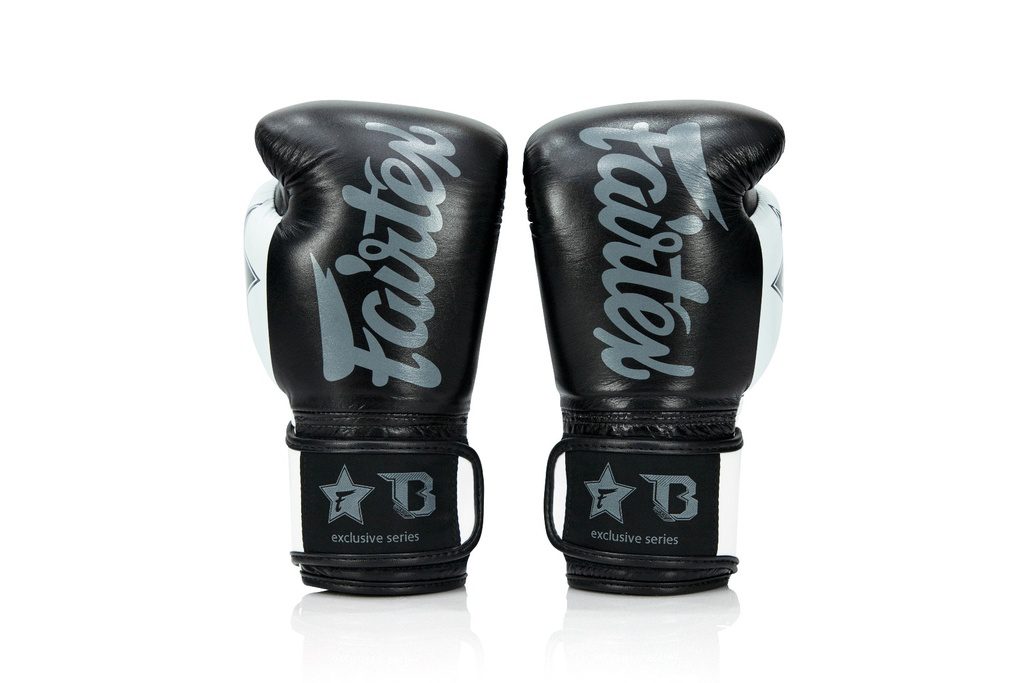 Fairtex Booster Kickbokshandschoenen FXB BG V2 BK WH (FXB-BG-V2-BK-WH) Fairtex Booster Kickbokshandschoenen FXB BG V2 BK WH (FXB-BG-V2-BK-WH)