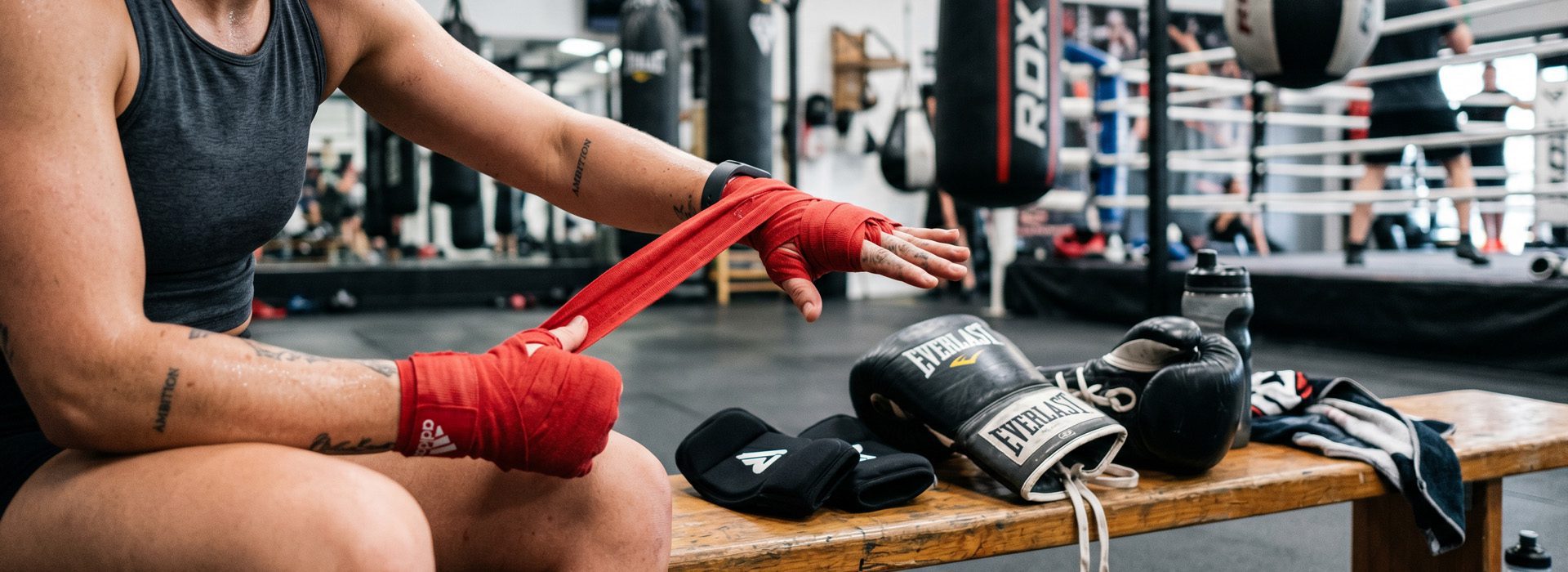 Lees meer over het artikel Bandages, binnenhandschoenen of allebei? Zo bescherm je je handen tijdens boksen en kickboksen