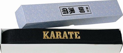 Hayashi Glimmende Karateband met box (met borduring) “KARATE” Zwart