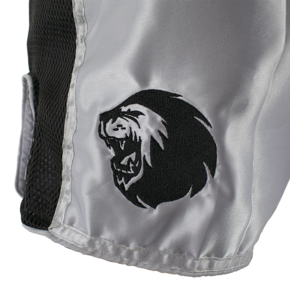 Super Pro Combat Gear Kickboksbroekje - Thai En Kickboksshort Brave - Zwart / Wit Super Pro Combat Gear Kickboksbroekje - Thai En Kickboksshort Brave - Zwart / Wit